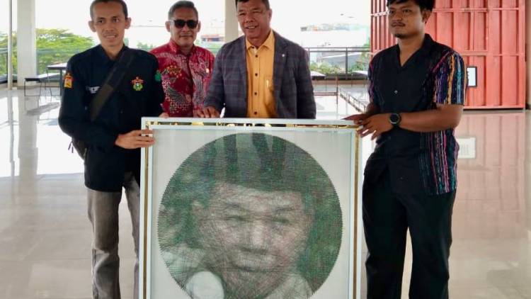Penampakan Lukisan Benang Wajah Bupati Andi Utta, Karya Pemuda Asal Herlang