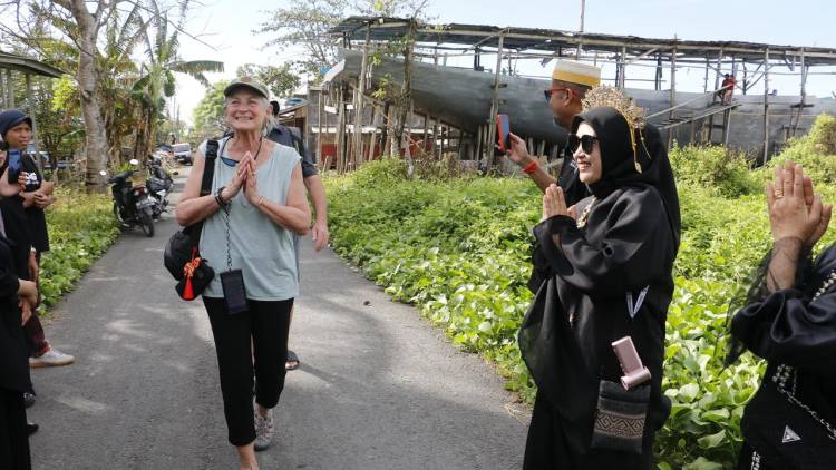 Pesona Pinisi Mendunia: Kadisparpora Sambut 90 Wisatawan MV Coral Geographer di Tana Beru