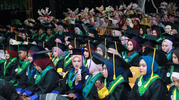 Andi Utta Motivasi Wisudawan STIA Al Gazali Lebih Kreatif dan Inovatif