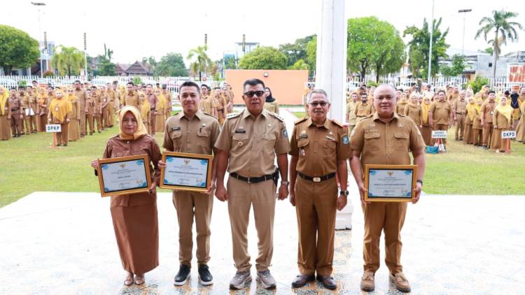 Bupati Andi Utta Beri Penghargaan kepada Tiga OPD Berprestasi dalam Pelayanan Publik