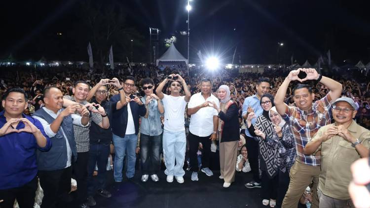 Faris Adam Serukan “Bulukumba Gacor”, Ribuan Warga Bergoyang di Penutupan Festival Pinisi XVI