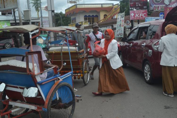 Ikatan Apoteker di Bulukumba Bagi Sembako dan Hand Sanitizer