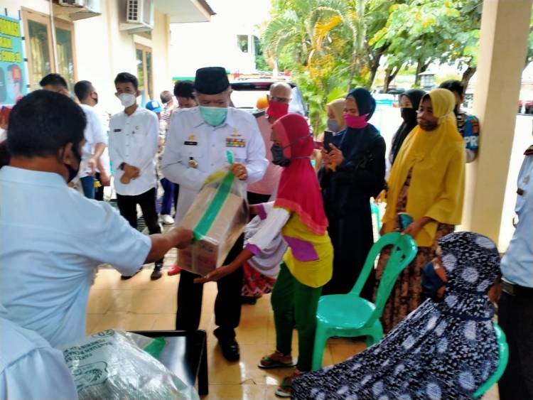 Warga Terdampak Covid-19 Terima Bantuan Pemerintah