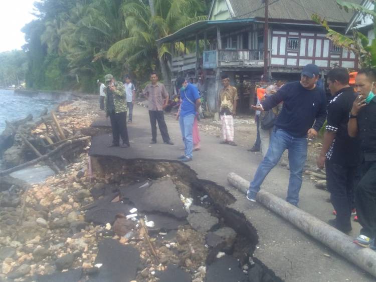 BUPATI PERINTAHKAN KADIS PUPR BENAHI JALAN YANG LONGSOR