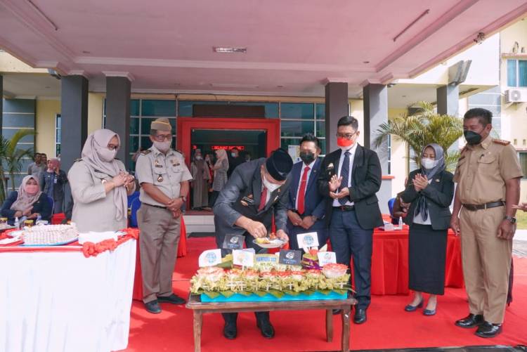 PERINGATI HANTARU KE 61, BUPATI BULUKUMBA SERAHKAN SERTIFIKAT TANAH PEMDA