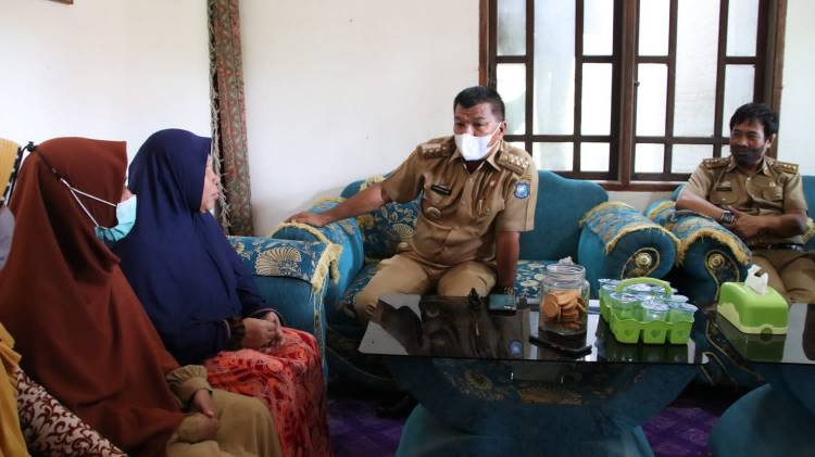 Bupati Andi Utta Kunjungi Keluarga Amiluddin di Kajang