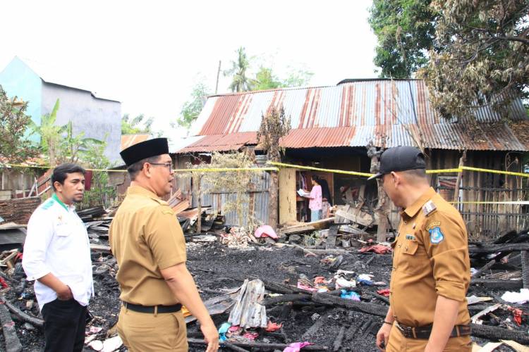 Wabup Edy Manaf Sambangi Korban Kebakaran di Ela-Ela