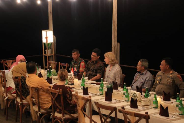 Bupati Andi Utta Jamu Makan Malam Konjen Australia Bronwyn Robbins