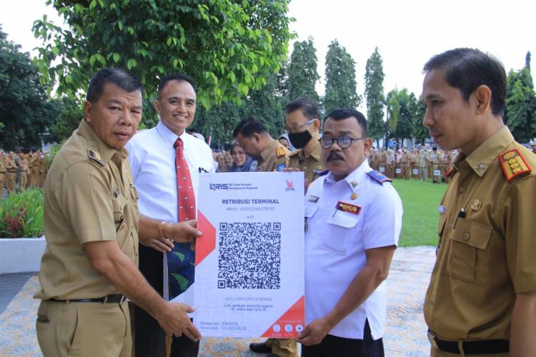 Tingkatkan Penerimaan PAD, Bupati Andi Utta Serahkan Barcode QRIS