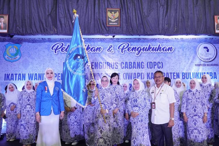 Istri Wabup Jabat Ketua IWAPI Bulukumba