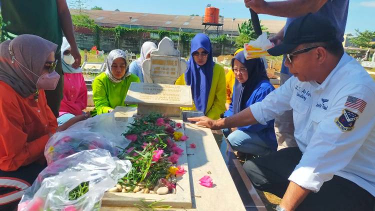 Andi Utta Ziarahi Makam Adiknya Andi Uchu di Macanda