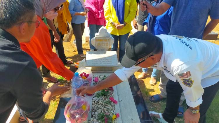 Andi Utta Ziarahi Makam Adiknya Andi Uchu di Macanda