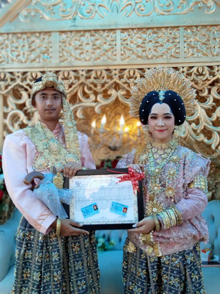 Persembahan Kado Pernikahan untuk Mempelai dari Disdukcapil Bulukumba