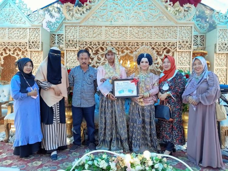 Persembahan Kado Pernikahan untuk Mempelai dari Disdukcapil Bulukumba