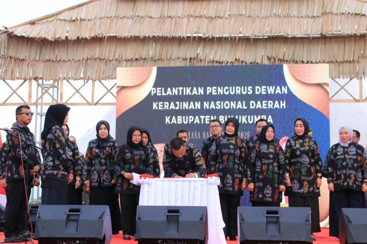 Ketua Dekranasda Bulukumba Herfida Attas Lantik Jajaran Pengurusnya