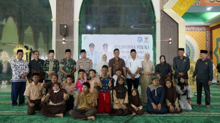 Bupati Andi Utta Serahkan Santunan kepada 377 Anak Yatim dan Dhuafa 