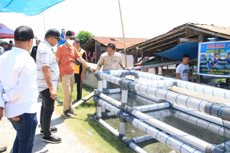 Bupati Andi Utta Serahkan Bantuan Keramba Rumput Laut