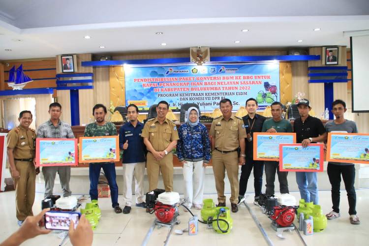 380 Nelayan Bulukumba Terima Bantuan Mesin BBG