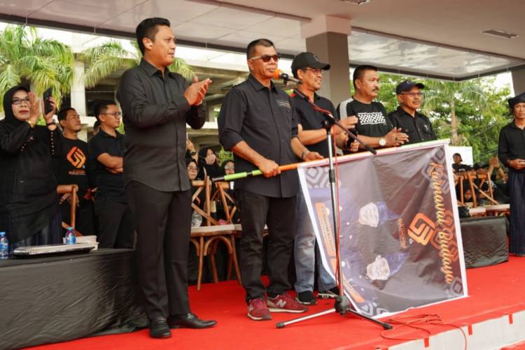 Dilepas Bupati Andi Utta, Ribuan Orang Berbusana Hitam Ikuti Karnaval Budaya