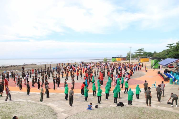 Jumat Pagi, TNI Polri dan Pemda Berbaur Senam Bersama di Pantai Merpati