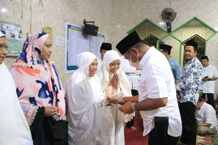 Safari Ramadan, Bupati Andi Utta Serahkan Gajinya untuk Guru Mengaji