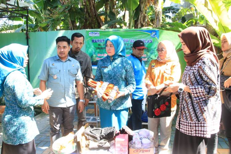 Kunjungi Ela-Ela, Herfida Muchtar Motivasi Warganya Menjadi Kelurahan Terbersih.