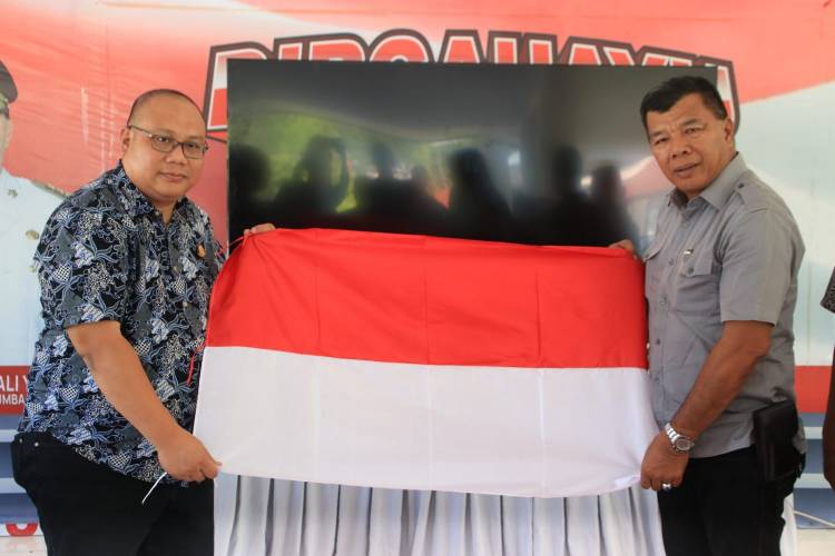 Dukung Gerakan Pembagian Bendera, Kajari Bulukumba Sumbang 100 Bendera Merah Putih