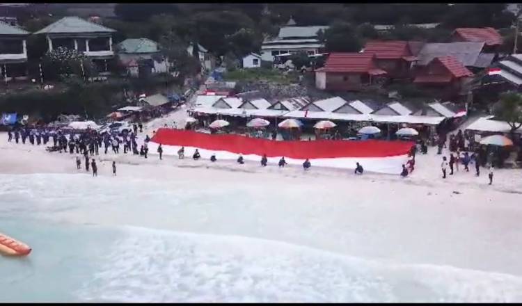 Sekda Ali Saleng Pimpin Pengibaran Bendera di Bawah Laut Bulukumba