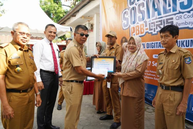 Realisasi PBB 100 Persen, Bupati Andi Utta Beri Penghargaan