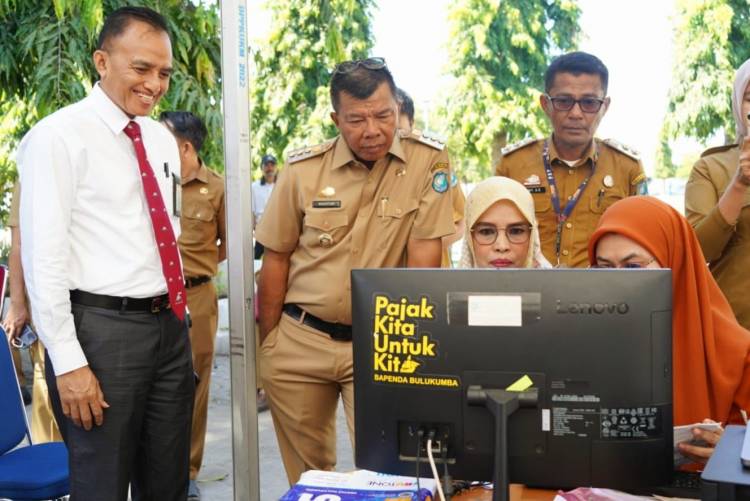 Realisasi PBB 100 Persen, Bupati Andi Utta Beri Penghargaan