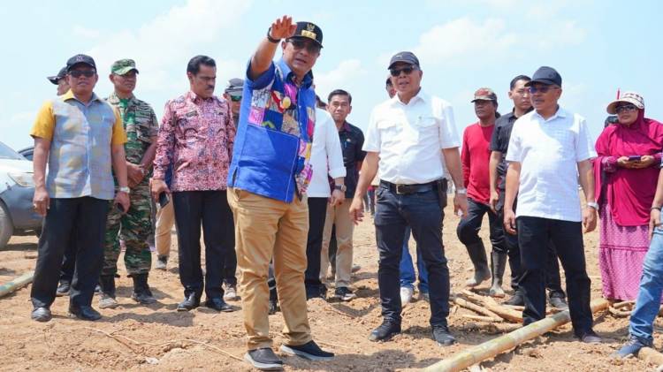 Tanam Pisang di Sinjai, Pj Gubernur Bahtiar : Rupanya Bupati Bulukumba Jadi Investor di Sinjai