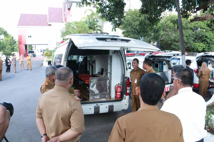 Serahkan Ambulans, Bupati Andi Utta Minta Dipelihara dengan Baik  