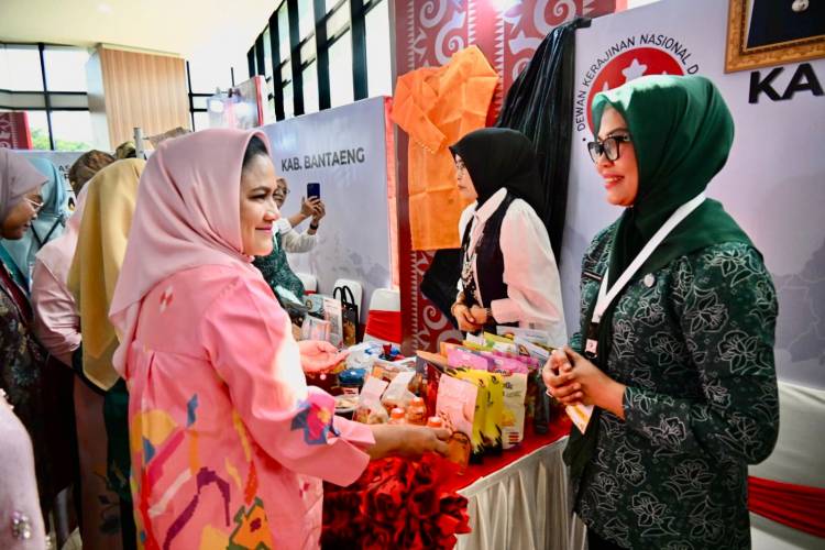 Herfida Muchtar Kenalkan Produk Kriya Bulukumba ke Ibu Negara Iriana Jokowi