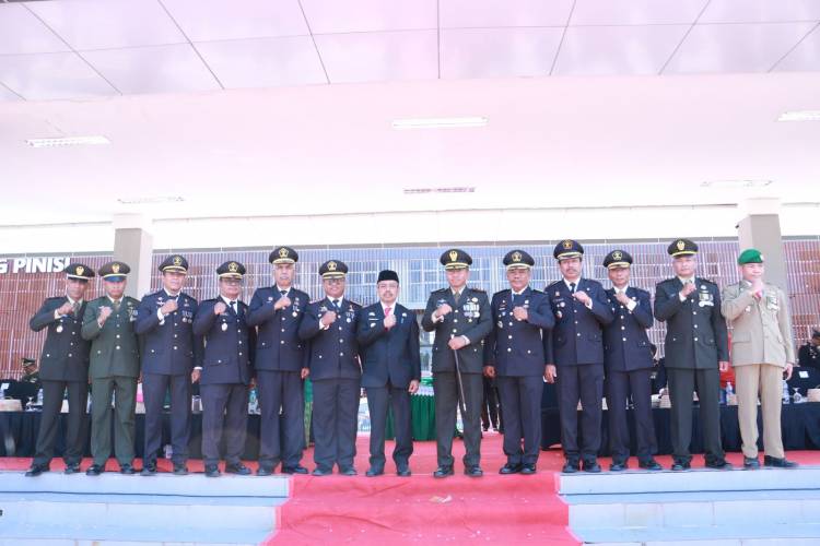 HUT TNI ke 79, Pjs Bupati Bulukumba Serahkan Tumpeng kepada Dandim 1411 