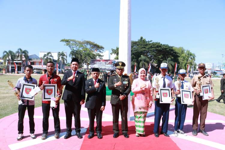 HUT TNI ke 79, Pjs Bupati Bulukumba Serahkan Tumpeng kepada Dandim 1411 