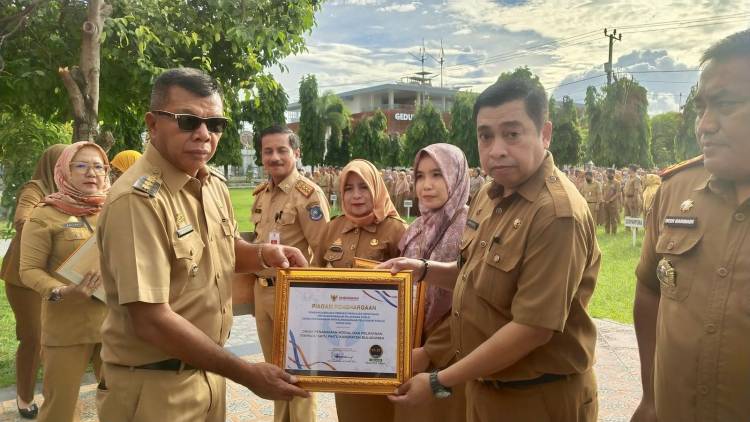 Bupati Andi Utta Serahkan Penghargaan Ombudsman ke OPD Berkinerja Baik