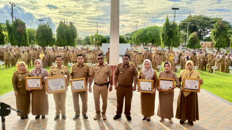Bupati Andi Utta Serahkan Penghargaan Ombudsman ke OPD Berkinerja Baik
