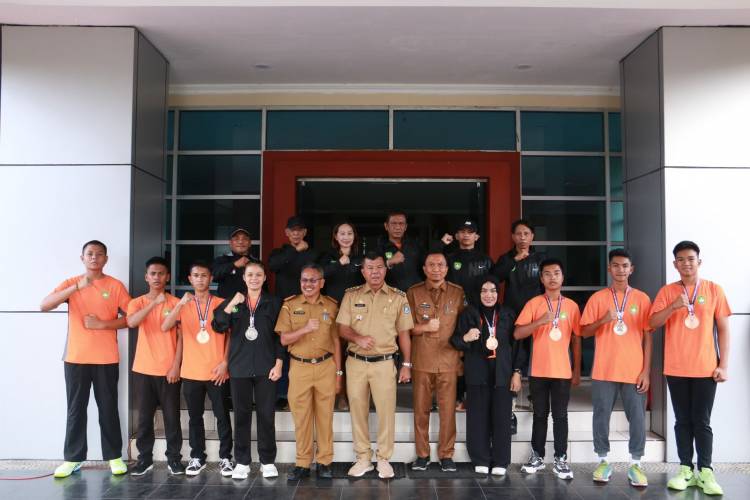 Bupati Andi Utta Serahkan Penghargaan kepada Atlet Tinju Bulukumba