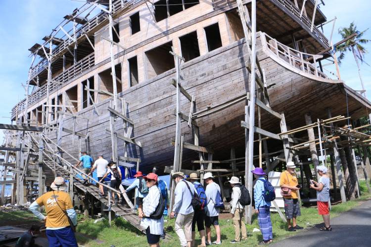 Tiba di Bulukumba, Rombongan Turis Mancanegara Terpesona Pembuatan Kapal Pinisi