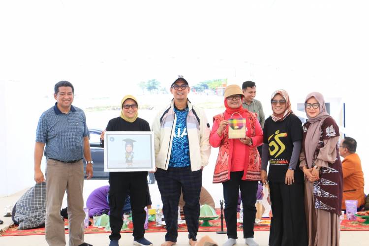 Support UMKM, IKA SMANSA Bulukumba Gelar Sharing Session di Pantai Merpati  Prof. Rosnawintang Akui Perkembangan Bulukumba Luar Biasa