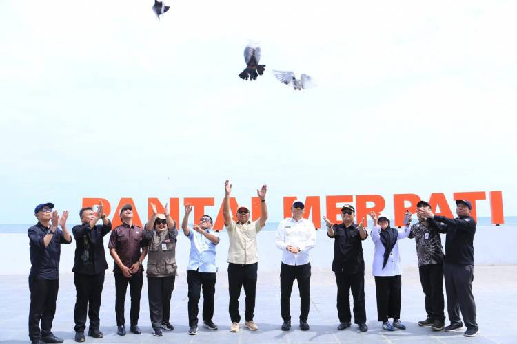 Pj Gubernur Bersama Andi Utta Lepas Burung Merpati Sebagai Tanda Peresmian Pantai Merpati 
