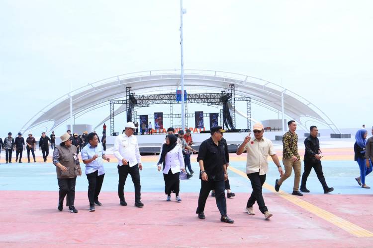 Pj Gubernur Bersama Andi Utta Lepas Burung Merpati Sebagai Tanda Peresmian Pantai Merpati 