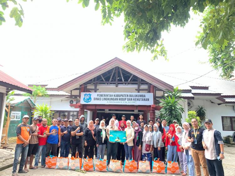 Bank BNI Berbagi dengan Petugas Kebersihan di Bulukumba