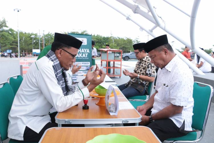 Dilayani Baznas, Bupati-Wabup Bulukumba Tunaikan Zakat Fitrah di Pantai Merpati