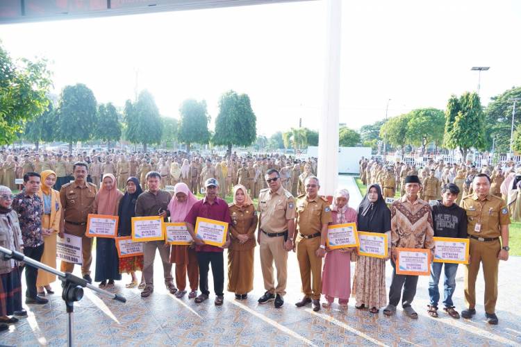 Bupati Andi Utta, Serahkan Bantuan Korban Puting Beliung Desa Tanah Harapan
