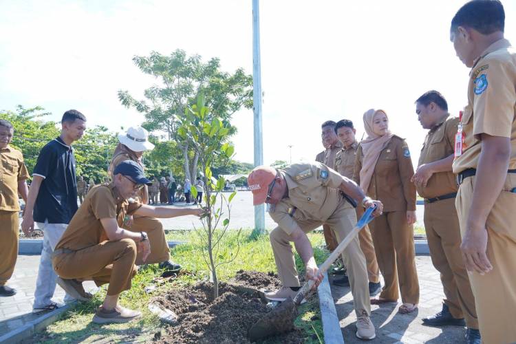 Bupati Andi Utta Inisiasi Tanam Pohon Produktif di RTH