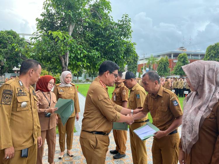 Pimpin Apel Gabungan, Wabup Edy Manaf Serahkan Motor Sampah dan Petugas Penyapu ke Kelurahan se-Kecamatan Ujungbulu