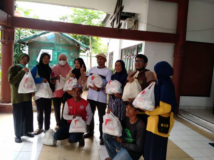 Peringati Hari Buruh, Petugas Kebersihan Bulukumba Terima Bingkisan