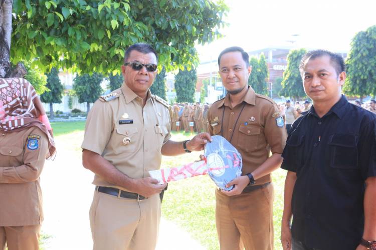 Bupati Andi Utta Serahkan Mobil Ambulans RSUD H. Andi Makkarodda Tanete  