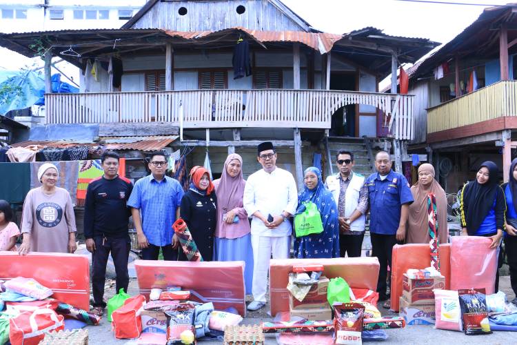 Wabup Edy Manaf Sambangi dan Bantu Korban Puting Beliung
